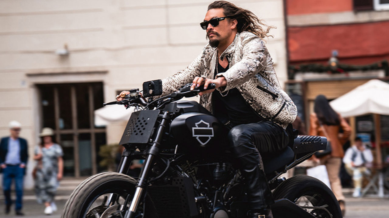 In foto Jason Momoa (45 anni) Dall'articolo: Fast X continua a correre (da solo) e vede i 10 milioni di euro. Boom del film in Cina.